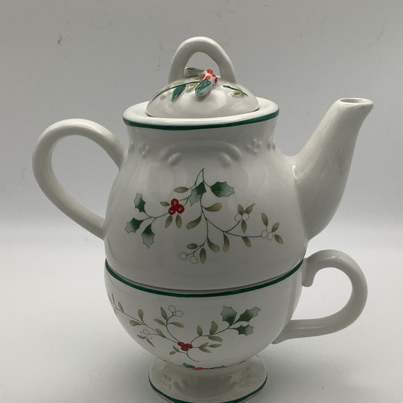 Pfaltzgraff Winterberry Teapot and Cup for One with Holly Accents - Picture 2 of 11